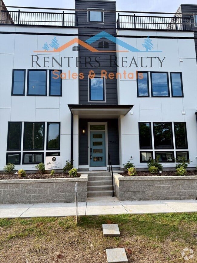 Building Photo - Stunning 3 Bedroom with Rooftop Terrace Rental