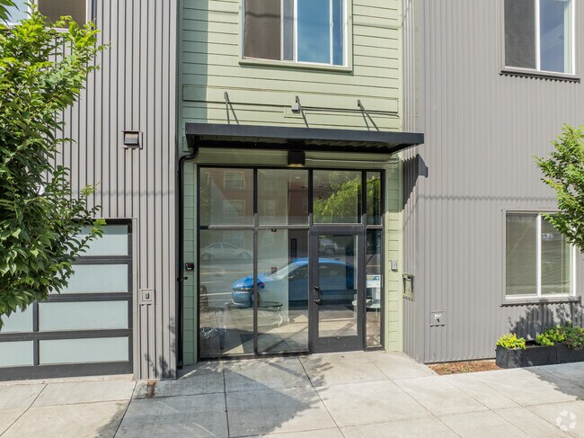 Entrnace - Amanda Courts Apartments