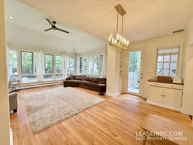 Photo - 4825 Butterworth Pl NW