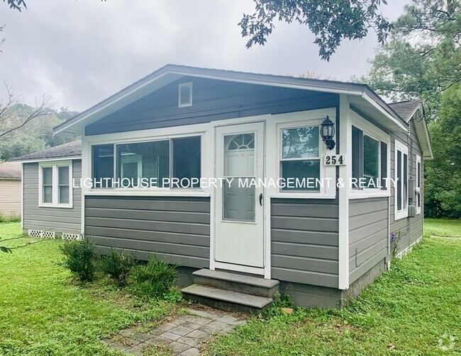 Building Photo - Cozy 3 Bed/1 Bath Home with Large Sunroom!