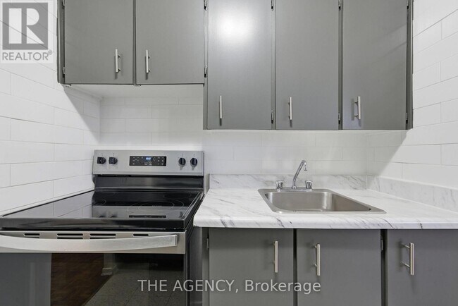 Photo - 2350 Dundas St W Unit 2709A