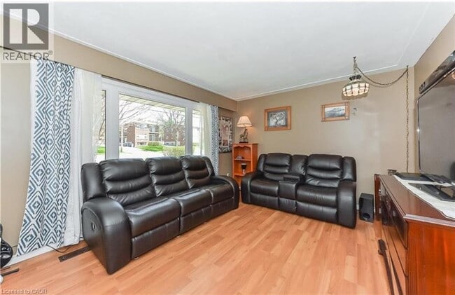Photo - 362 Victoria Rd N
