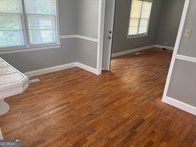 Photo - 2829 Maple Rd SE