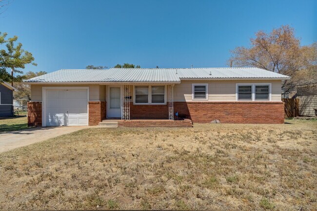 Cozy 2/1 Single-Family Home with Fresh Floors & 1-Car Garage