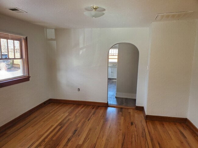 Photo - 900 E Myrtle St Casa