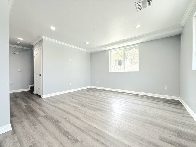 Photo - 320 E 55th St