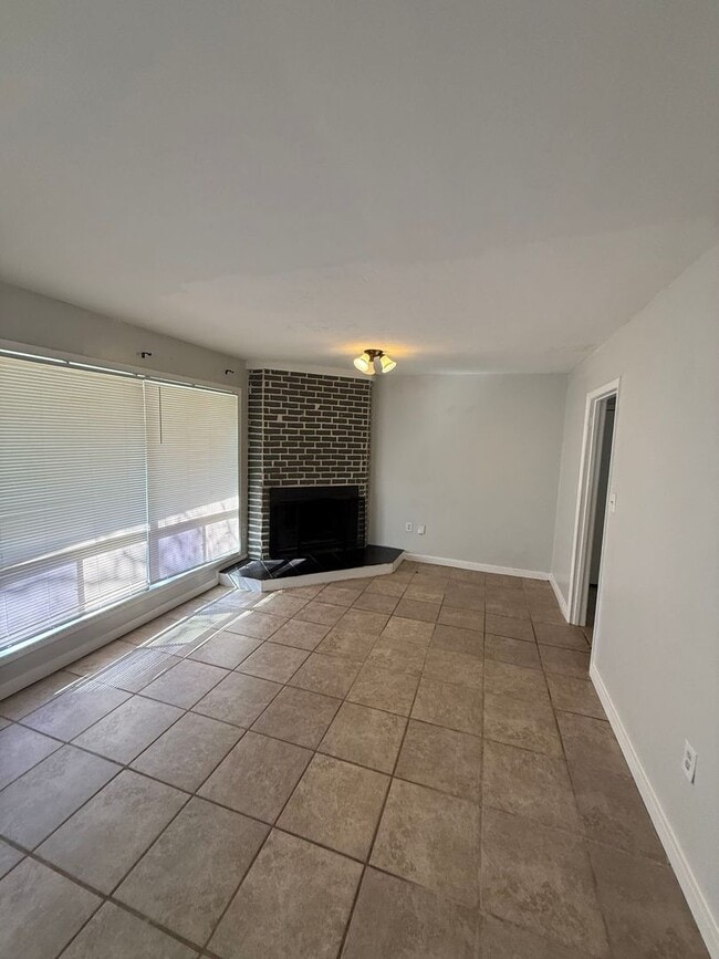 2748 Woodside Dr