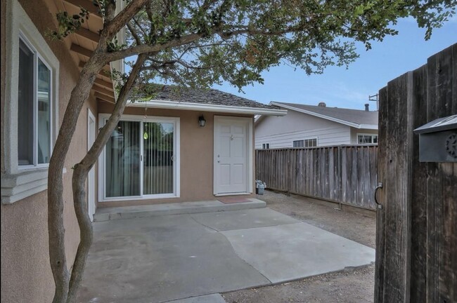 Fully fenced in front and back yard - 915 Gretchen Ln Casa Adosada