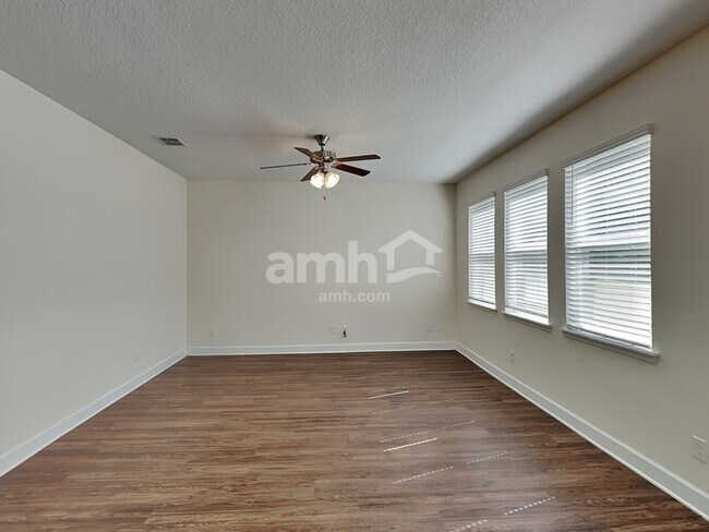 Photo - 205 Crestrun Loop