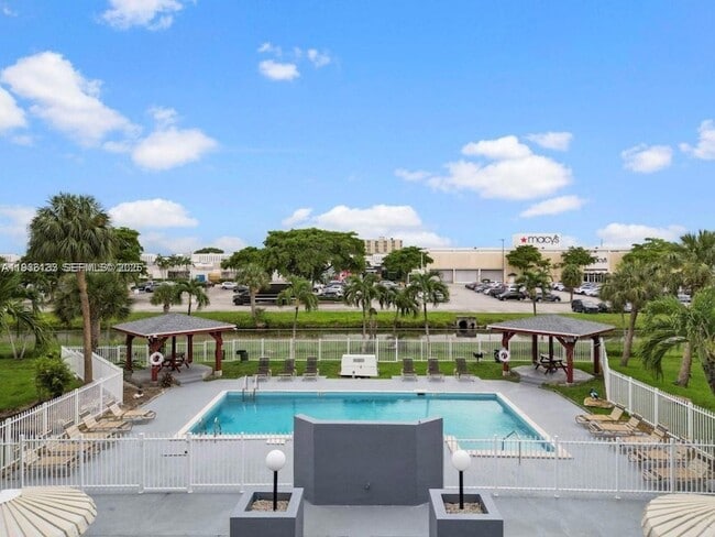 Photo - 1820 W 53rd St Unit 205