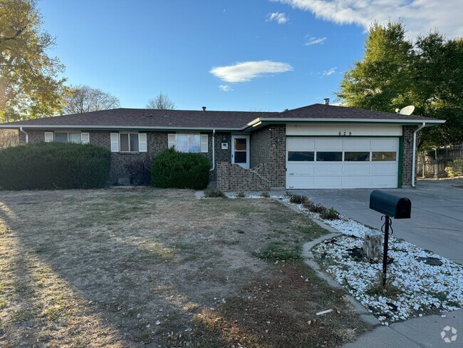 Building Photo - 5 Bedroom 3 Bath 2 Garage Home