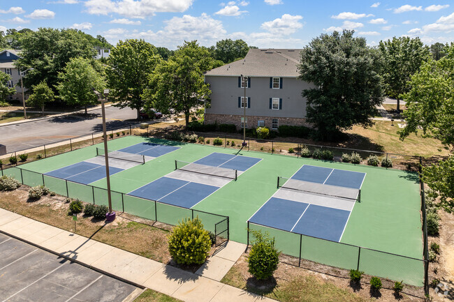 Building Photo - Pirates Cove Student Living Rental