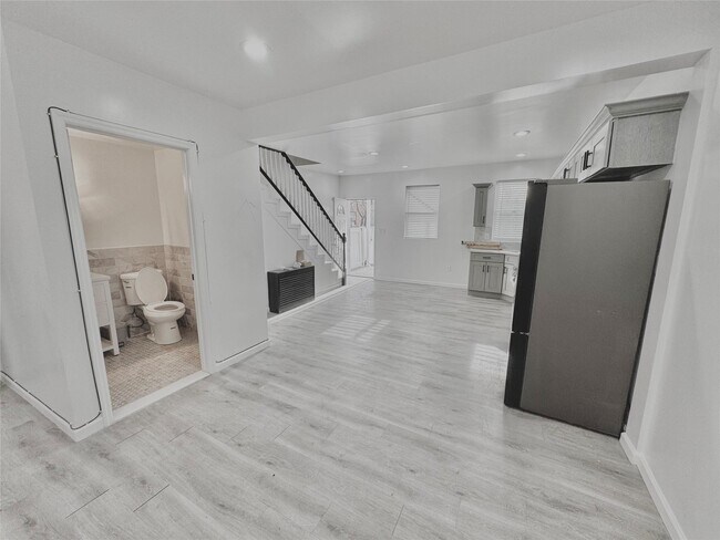 Photo - 103 Waverly St Apartment