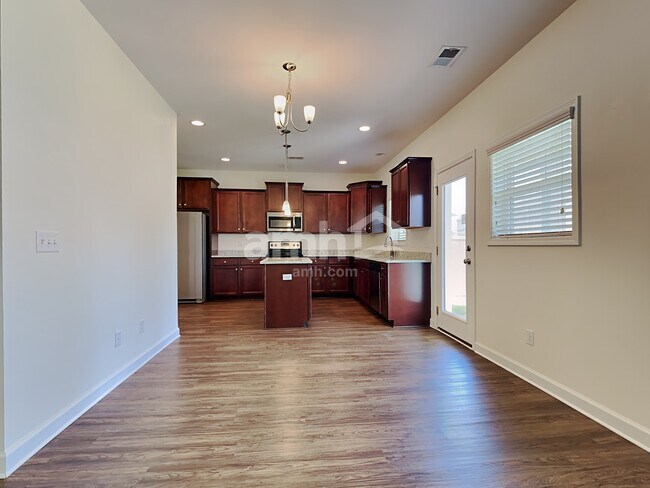 Photo - 523 Lateleaf Dr