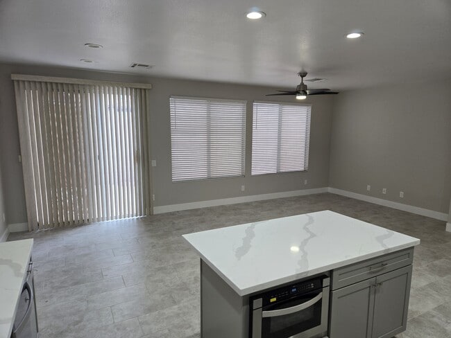 Photo - 993 White Glacier Ave