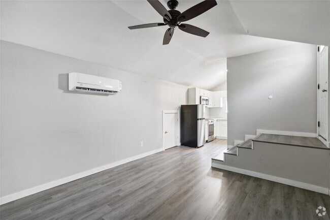 Building Photo - 5839 Goliad Ave Unit Garage Apartment