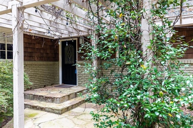 Photo - 3943 Lake Forrest Dr NE