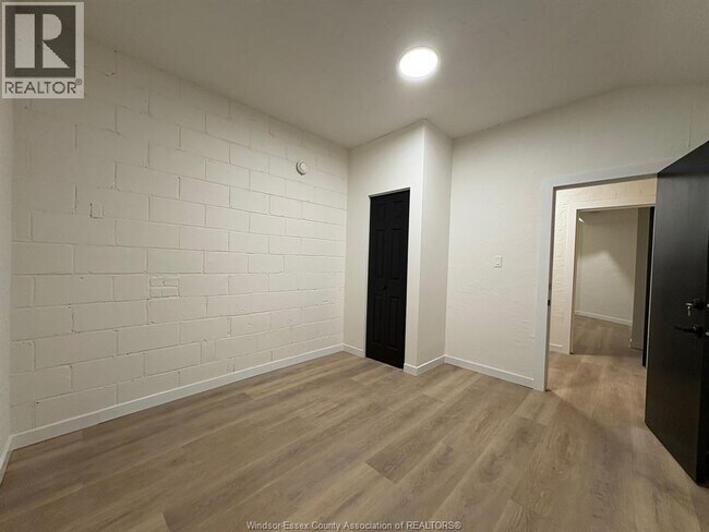 Photo - 1374 Wyandotte St E