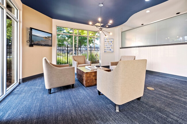 Photo - 10 Perimeter Park