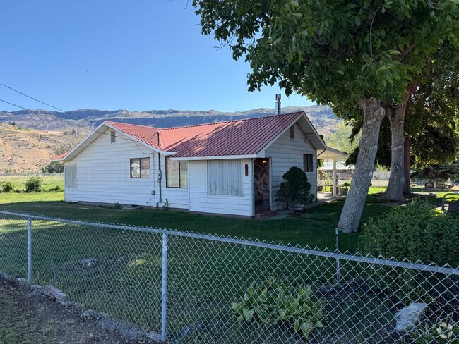 Building Photo - Adorable 1970's Farmhouse - 3 bed 1 bath
