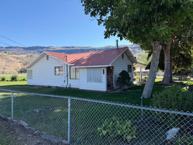 Building Photo - Adorable 1970's Farmhouse - 3 bed 1 bath