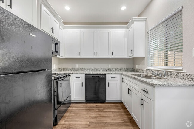 2BR, 1.5BA - 1,000SF - Kitchen