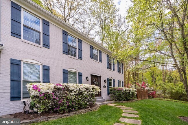 Photo - 2235 Abbotsford Dr