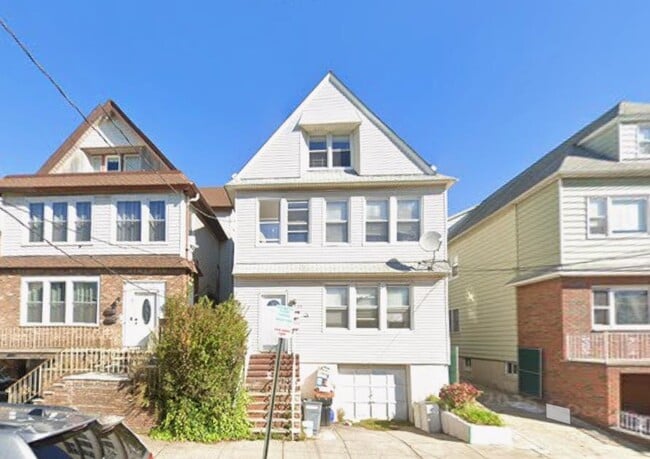 Building Photo - 85 W 50th St Unit 2