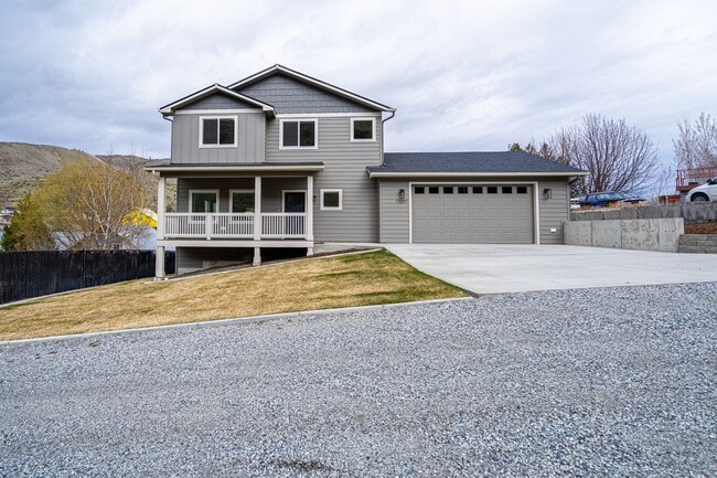 Photo - Newer Construction! 3 bed/2.5 bath, double garage, central heat/air, VIEWS!