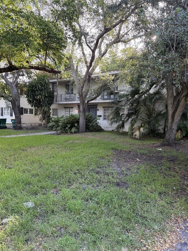 Building Photo - 4855 University Dr Unit 4855
