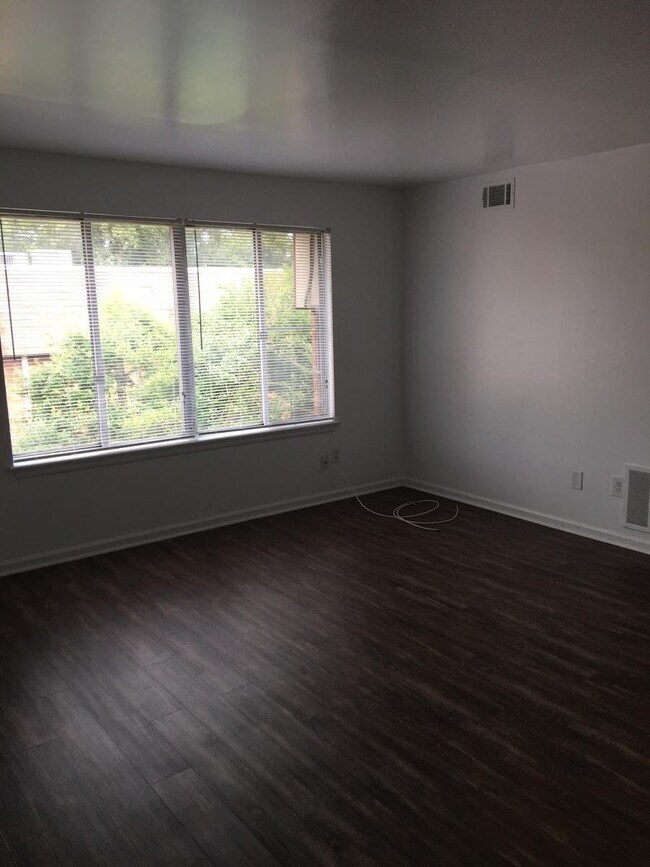 Photo - Lakeside Plaza Apartments