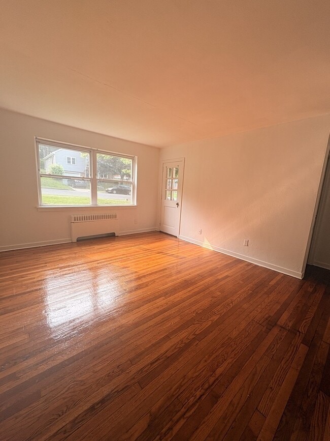 Building Photo - 2054 Lorraine Rd Unit B