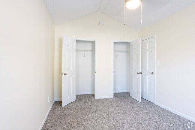 2BR, 1.5BA - Townhome - Bedroom