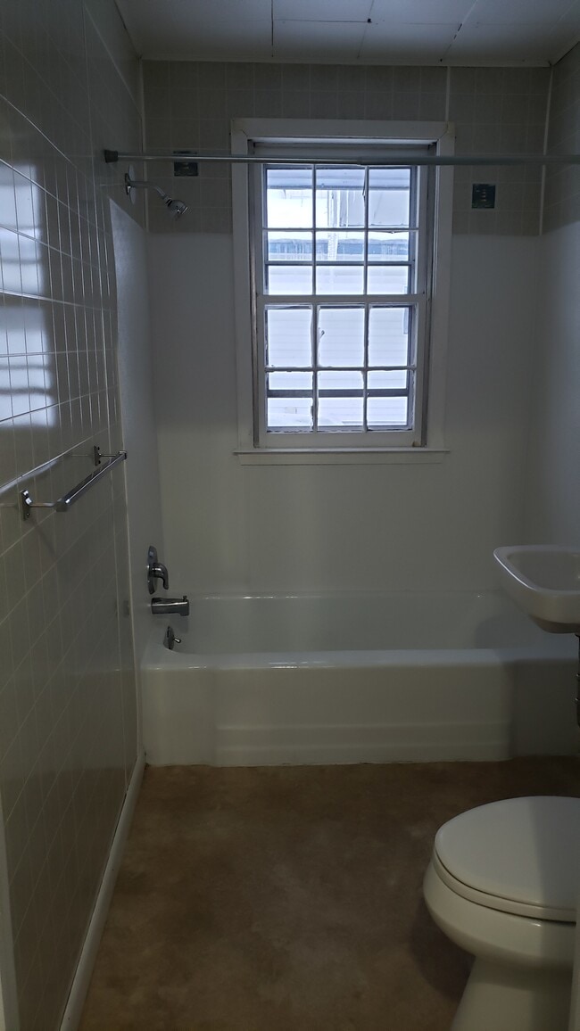 Building Photo - 315 Elm St Unit B