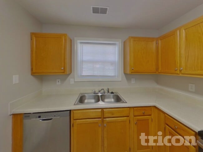 Photo - 562 Chisolm Way