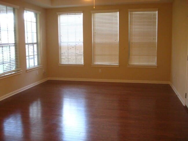 12704 Venice Ln