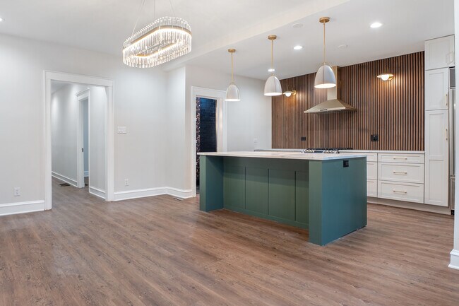 Photo - 660 E 51st St Unit 1A