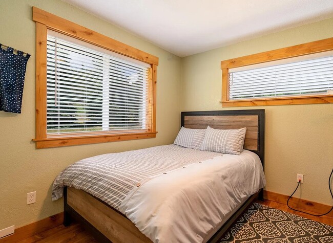 queen bedroom - 403 Carr Creek Rd House