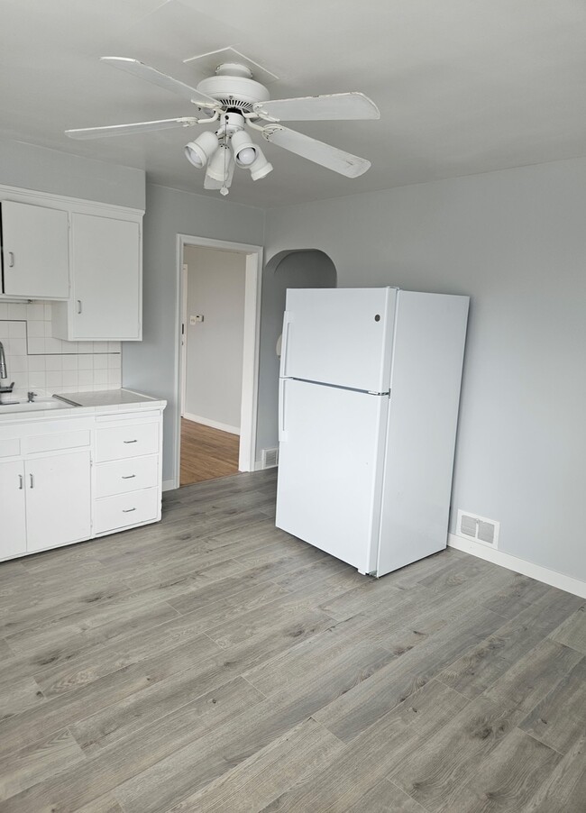 Building Photo - 6th Avenue Apartments Unit E
