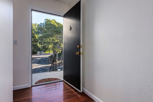 Photo - Upstairs, 1 bedroom, Benicia Highlands on Cambridge Drive