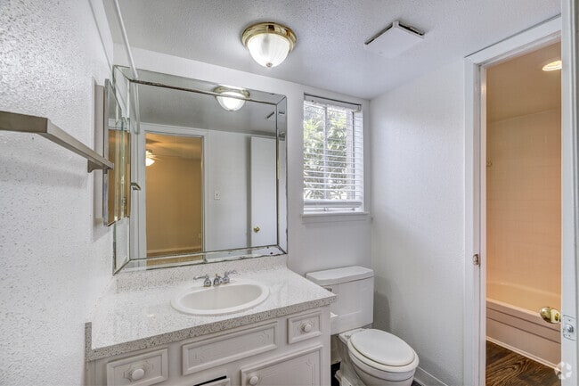 2BR, 1 1/2BA - 992SF - Bathroom - Pont Alba