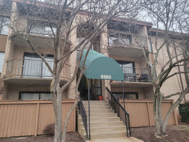 Charming 1 BR/1 BA Condo in Greenbelt! - Charming 1 BR/1 BA Condo in Greenbelt!