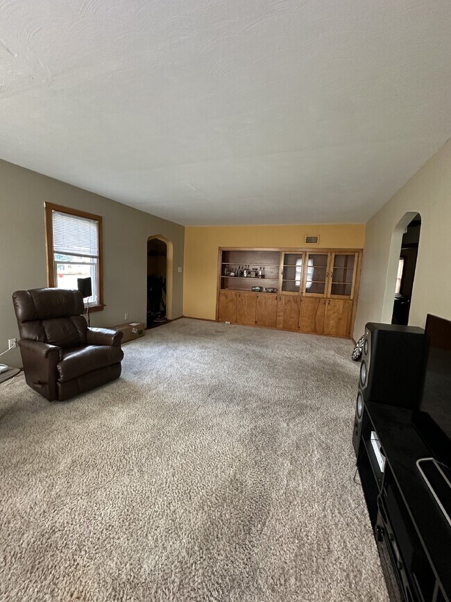 4 Bed 2 Bath with AC close to UWEC!