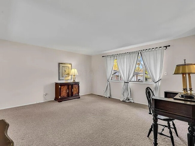 Photo - 300 Brookhaven Dr E