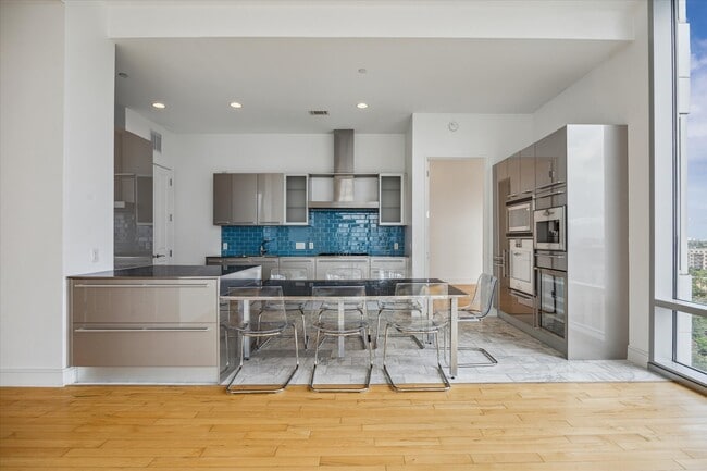 Building Photo - 2727 Kirby Dr Unit 9B Rental
