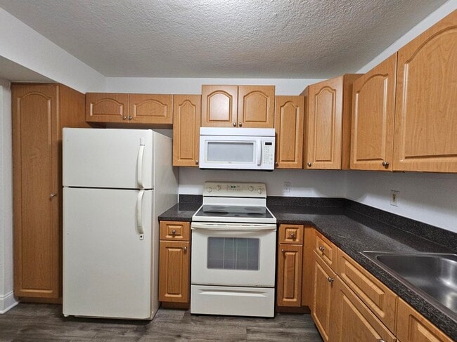 Building Photo - 120 Sparrow Dr