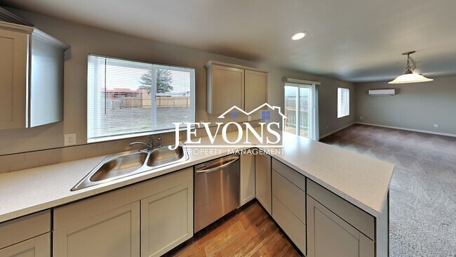 Photo - Enchanting 2020-built single-family home in Yakima