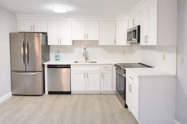 Building Photo - 2100 Skyline Dr Unit 4