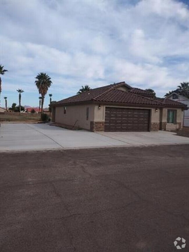 Building Photo - Beautiful golf course home in Wellton!