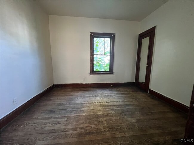 Building Photo - 523 Richmond Ave